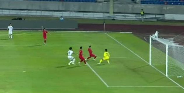 Hậu vệ U22 Myanmar đá phản lưới nhà giúp U22 Phillippines thắng 2-0.