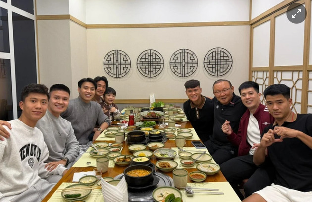 Ảnh bài viết HLV Park Hang-seo hội ngộ Quang Hải, Văn Đức, Đình Trọng trong bữa tối ấm áp