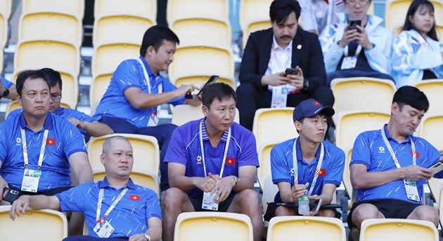 Huấn luyện viên Kim Sang-sik đi xem trận đấu giữa U22 Lào và U22 Malaysia.