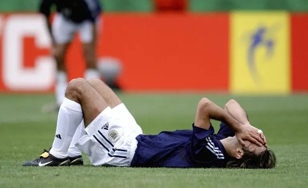 Pochettino nằm ngửa thất vọng khi Argentina bị loại ở World Cup 2002