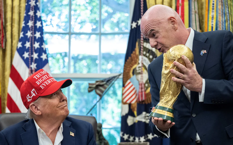 Blatter chỉ trích mối quan hệ của Infantino và Trump