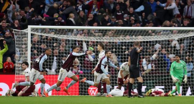 Aston Villa vỡ òa với bàn thắng phút cuối.