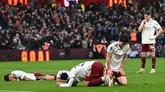 Arsenal để thua Aston Villa trên sân khách theo cách nghiệt ngã nhất.
