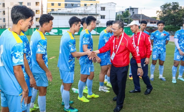 Trưởng đoàn Nguyễn Hồng Minh đến động viên tinh thần các cầu thủ U22 Việt Nam.