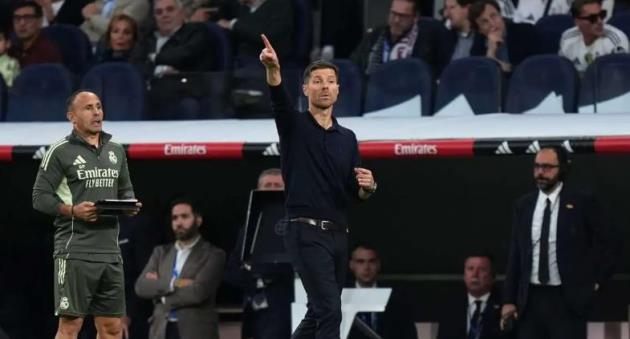 Xabi Alonso không thể giữ được bình tĩnh sau khi Fran Garcia nhận thẻ đỏ.