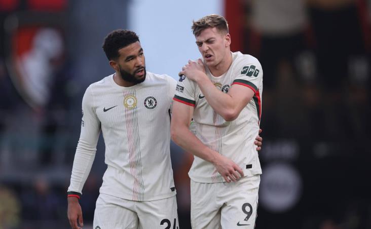 Liam Delap được Reece James an ủi.