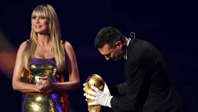 Ảnh bài viết Chủ tịch FIFA xin lỗi Scaloni sau sự cố hy hữu với cúp vàng World Cup