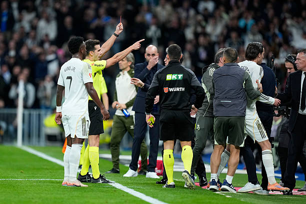 Ảnh bài viết Trọng tài Quintero gây tranh cãi với ba thẻ đỏ cho Real Madrid ở trận thua Celta Vigo