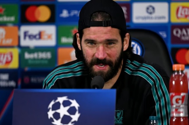 Alisson chia sẻ về nội bộ Liverpool sau phát ngôn của Salah.