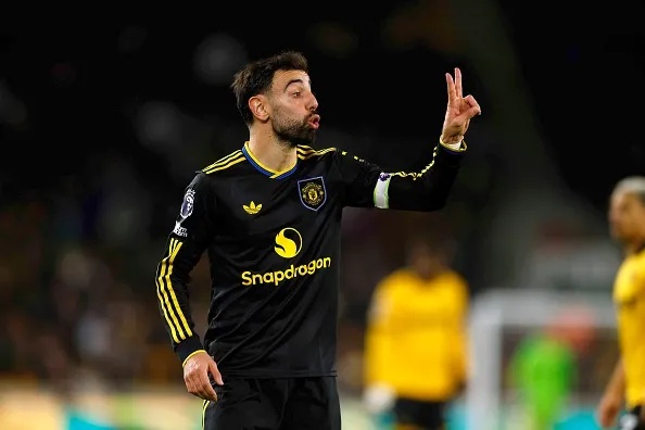 Fernandes bị chỉ trích dù lập cú đúp.