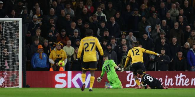 Pha làm bàn kỳ lạ của Bruno trước Wolves làm dậy sóng MXH.