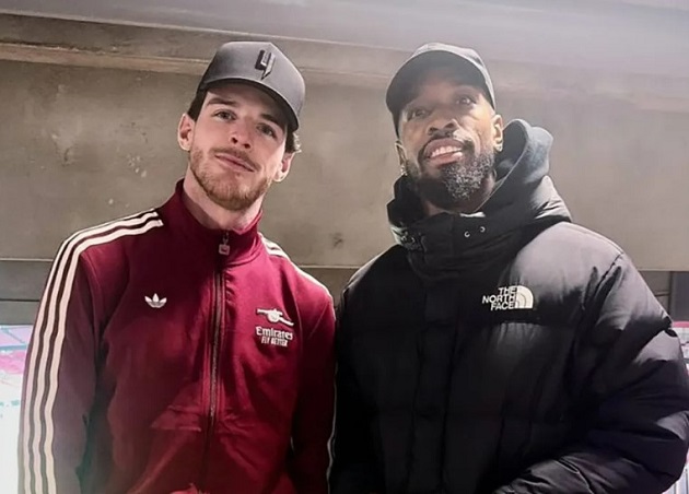 Toney vừa trở về quê nhà và thăm đồng đội ở tuyển Anh.