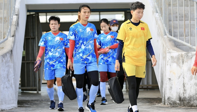 Đội tuyển nữ Việt Nam phải di chuyển quãng đường rất xa mới đến sân tập.