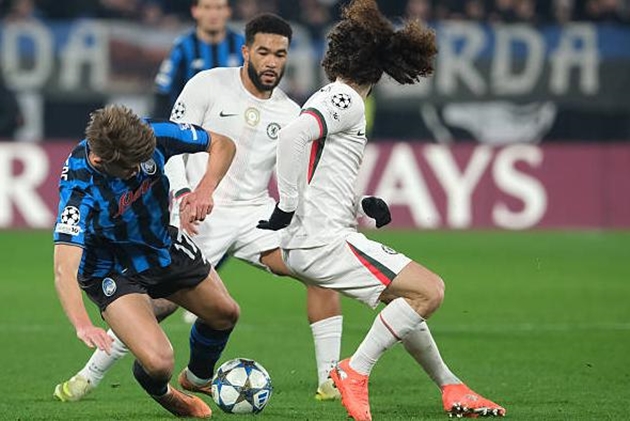 Charles De Ketelaere mang đến nhiều khó khăn cho hàng thủ Chelsea.