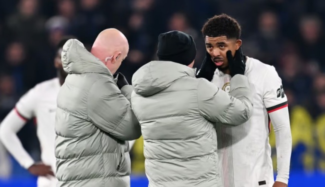 Fofana gặp vấn đề về mắt.