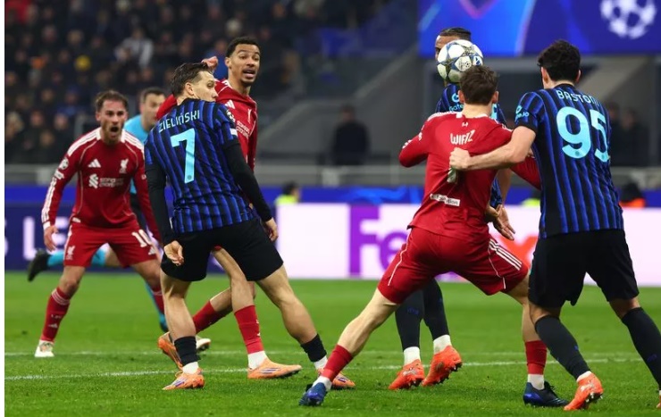 Ảnh bài viết Liverpool 1-0 Inter Milan: Szoboszlai ghi bàn quyết định, Carragher chỉ trích quả phạt đền