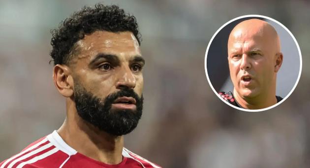 Salah bỗng trở thành người thừa ở Liverpool.