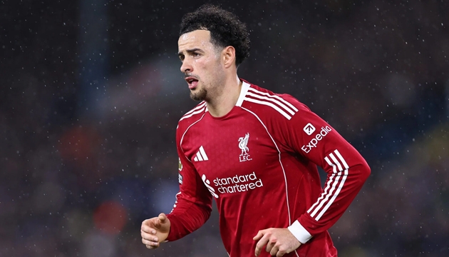 Jones mang đến giải pháp mới cho chiến thuật của Arne Slot.