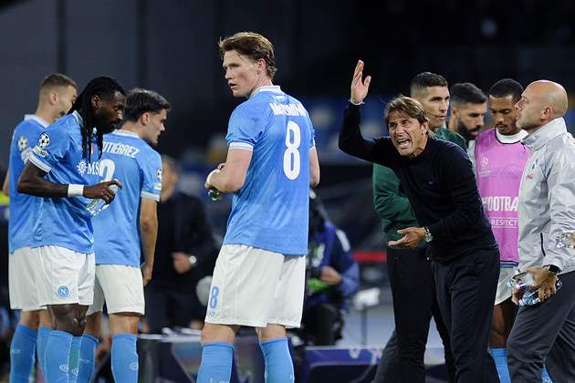 HLV Conte 'bất lực' trước một Mourinho cao tay.