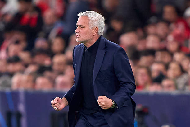 HLV Jose Mourinho vui mừng sau thắng lợi trước Napoli.