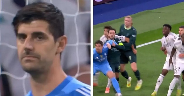 Courtois bị cầu thủ Man City 'khóa tay'.
