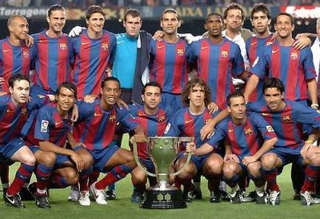 Ronaldino cùng đội hình Barcelona vô địch La Liga năm 2005.