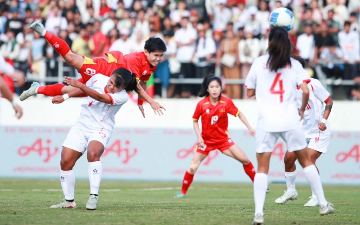 Các cô gái Việt Nam chơi đầy quyết tâm.