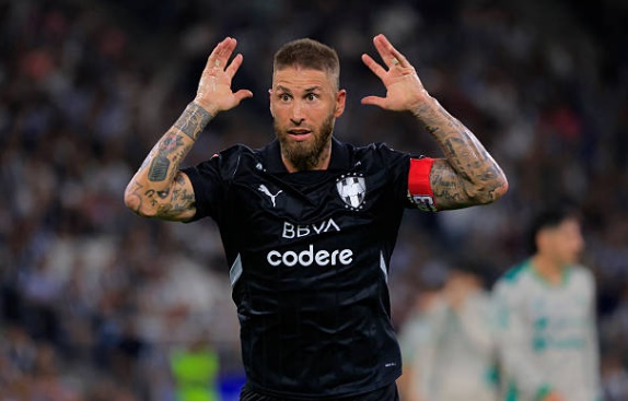 Fabrizio Romano dập tắt tin đồn về Ramos.