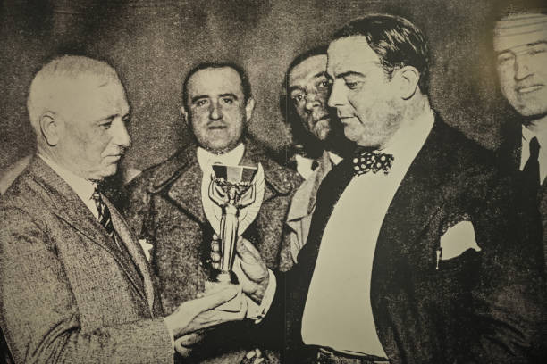 Chiếc cúp Jules Rimet được đặt theo tên của người sáng lập World Cup.