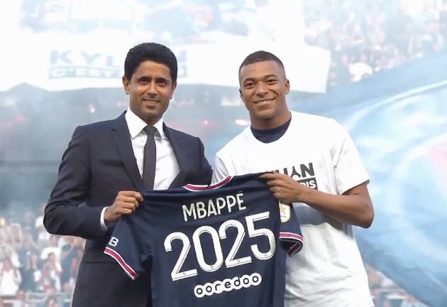 Mbappe quay xe với Real Madrid để ở lại PSG năm 2022.