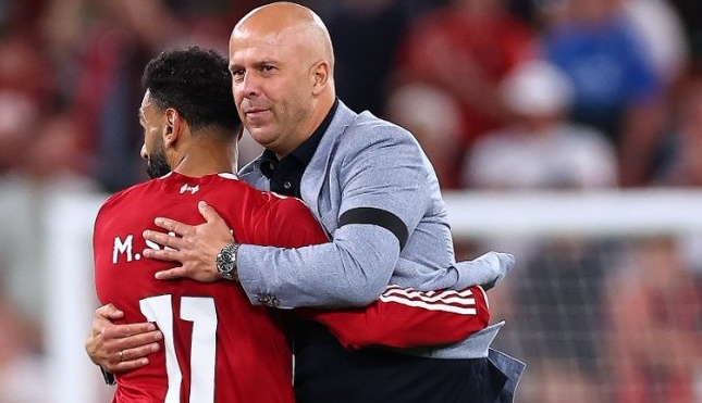 Salah và HLV Arne Slot.