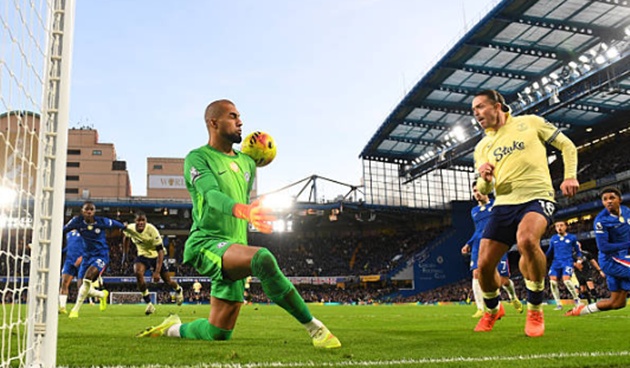 Sanchez từ chối các pha dứt điểm của Everton