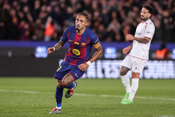 Ảnh bài viết Raphinha tỏa sáng, Barcelona hạ Osasuna 2-0 để vững vàng ngôi đầu La Liga