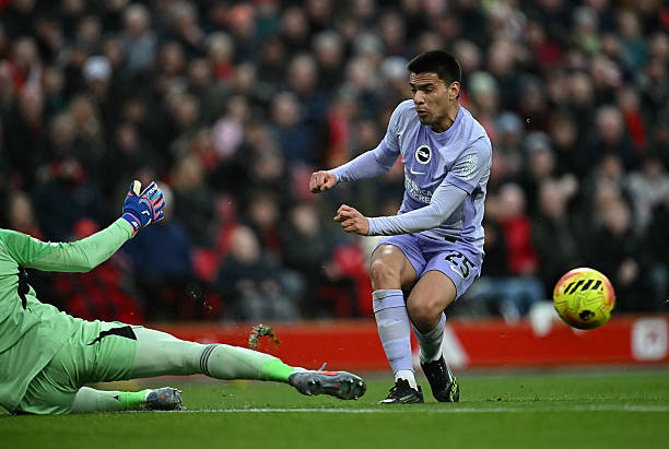 Diego Gomez thoát thẻ đỏ ở trận đấu với Liverpool.