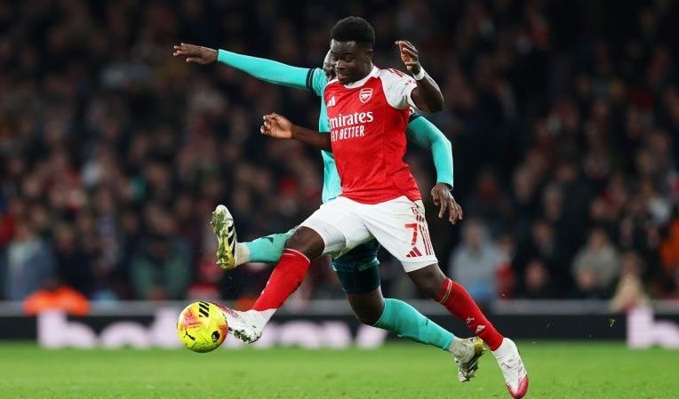 Saka cho thấy khả năng tấn công lẫn phòng ngự toàn diện.