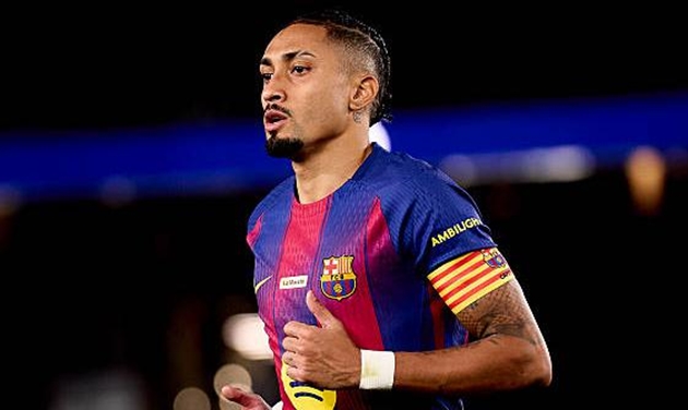 Raphinha là đầu tàu trên hàng công Barcelona.