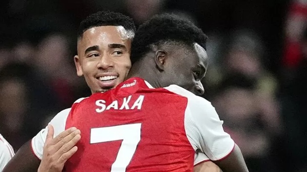 Saka góp phần giúp Arsenal thắng nhọc Wolves