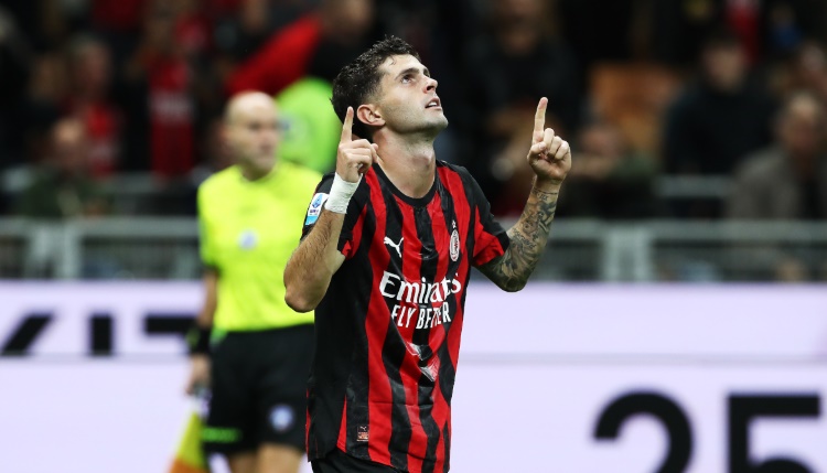 Milan đang dẫn đầu cuộc đua tại Serie A.