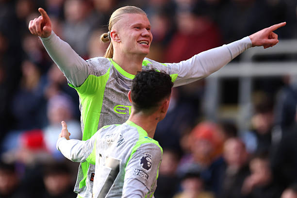 Ảnh bài viết Haaland lập cú đúp, Man City bám sát Arsenal