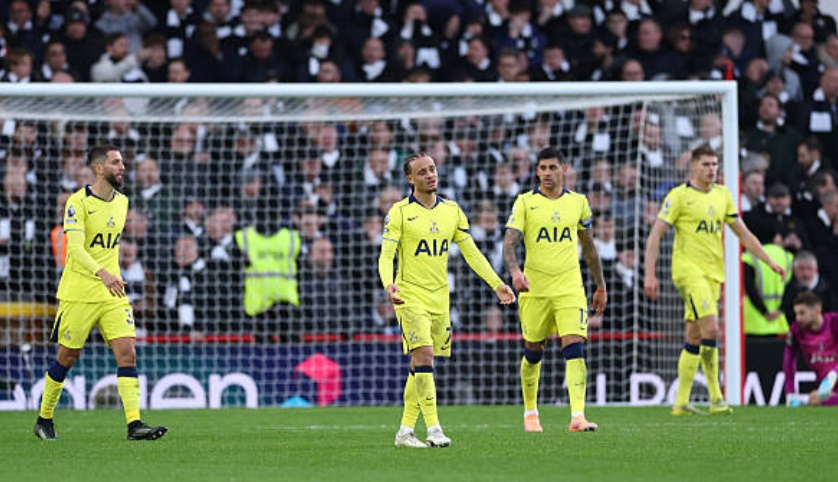 Vẻ mặt thất thần của c&aacute;c cầu thủ Spurs/