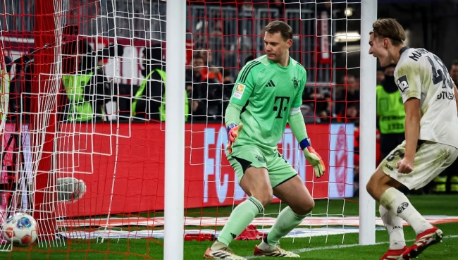Khung th&agrave;nh Neuer bị chọc thủng lưới.