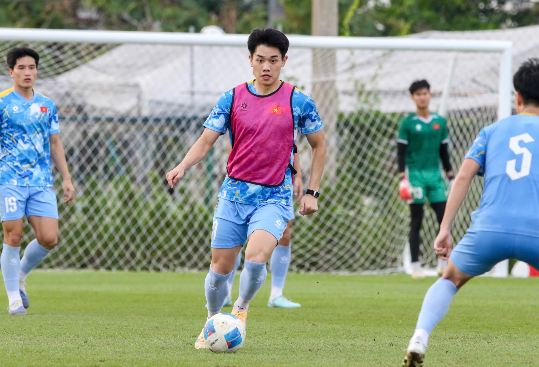 U22 Philippines sẽ tìm cách phong tỏa Đình Bắc. Ảnh: VFF.