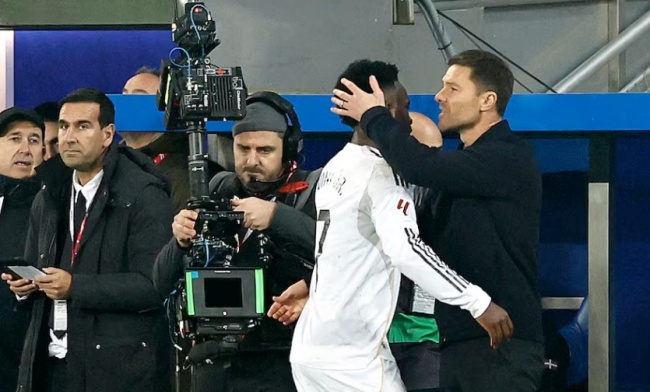 Alonso đòi quả 11m cho Real ở tình huống Vinicius bị phạm lỗi.