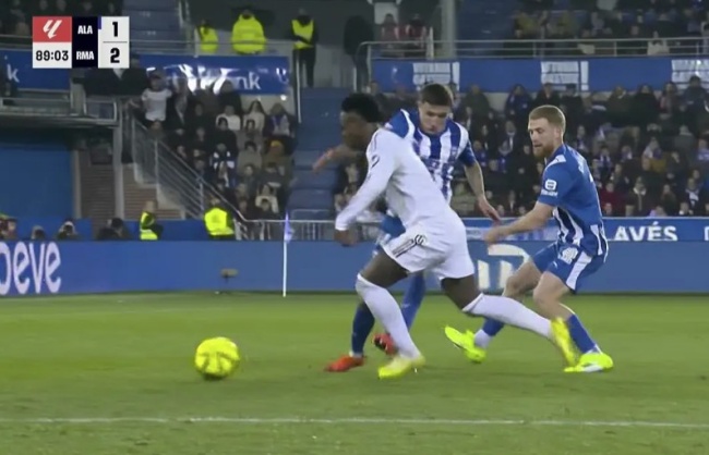 Tình huống Vinicius bị phạm lỗi.