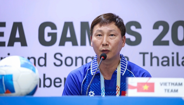 HLV Kim Sang-sik đ&atilde; c&oacute; những t&iacute;nh to&aacute;n chiến thuật quan trọng.