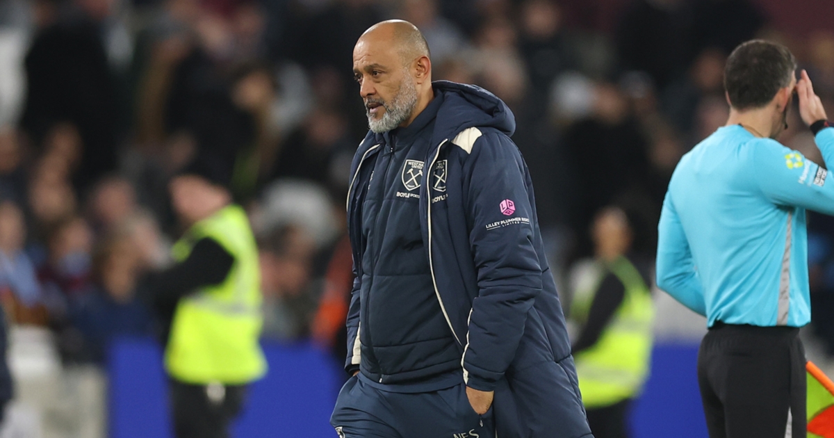 HLV Nuno Espirito Santo chịu áp lực lớn với những quyết định nhân sự khó hiểu.