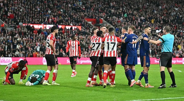 Dàn sao Sunderland và Newcastle xô xát