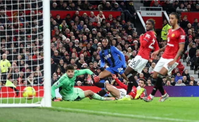 Ảnh bài viết Man United 4-4 Bournemouth: Gary Neville chỉ trích sai lầm của Shaw