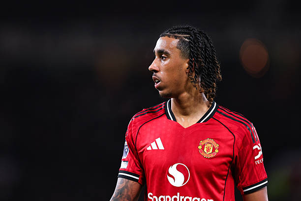 Ảnh bài viết Leny Yoro lạc lối tại Old Trafford: Sai lầm của Ruben Amorim?