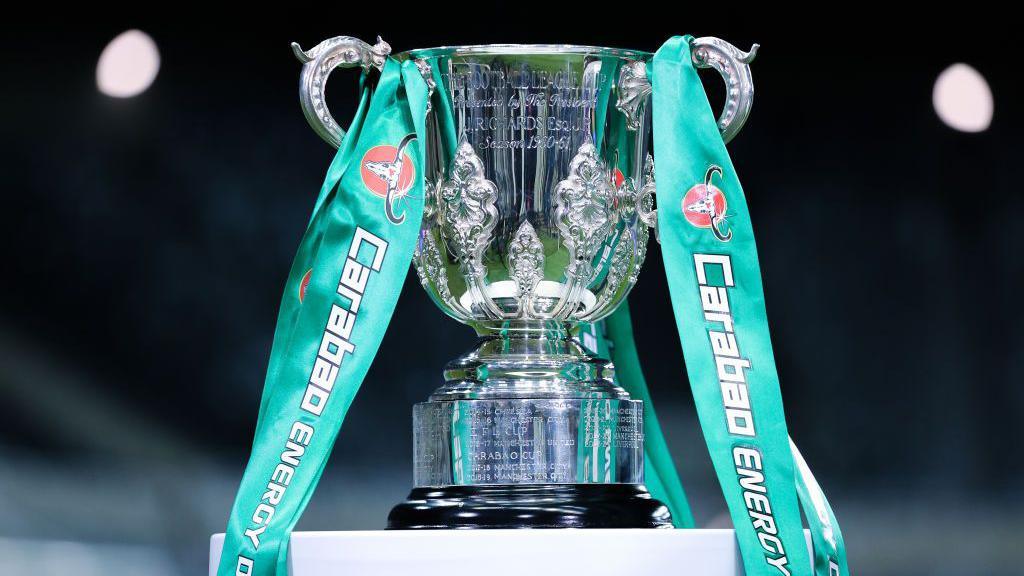 EFL Cup l&agrave; một trong những giải đấu b&oacute;ng đ&aacute; đ&aacute;ng ch&uacute; &yacute; tại Anh.